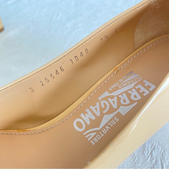 Salvatore Ferragamore beige bow pumps - Picture 10 of 11